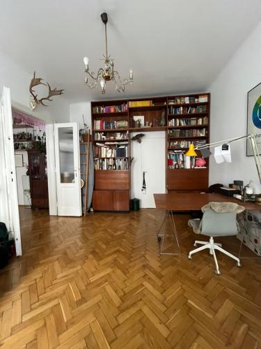 Künstlerische Altbauwohnung im beliebten Nibelungenviertel