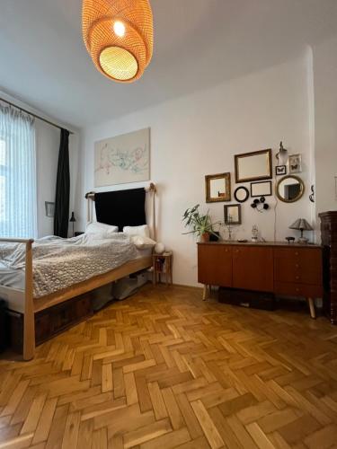 Künstlerische Altbauwohnung im beliebten Nibelungenviertel