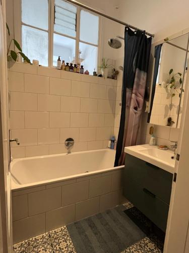 Künstlerische Altbauwohnung im beliebten Nibelungenviertel