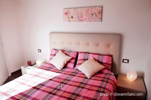 MezzegraにあるResidenza Simonaのピンクのプライドベッド1台(枕2つ付)が備わるベッドルーム1室が備わります。