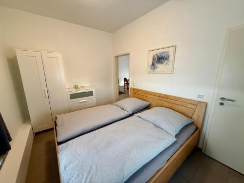 a small bedroom with two beds in it at FeWo Gretl Stauden in Walkertshofen