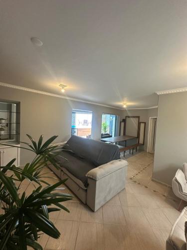 a living room with a bed and a couch at Cobertura Premium com Piscina Exclusiva in Guarujá