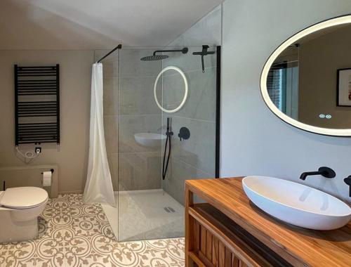 a bathroom with a shower and a toilet and a sink at de Relliner Hüs in Heringsdorf