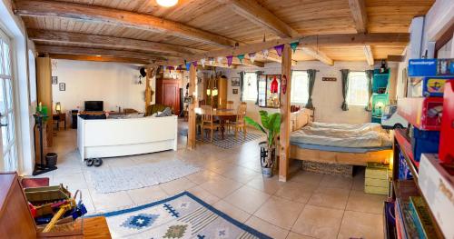 a room with a bed and a dining room at SommerHuset in Samsø