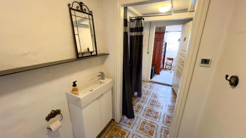 a bathroom with a sink and a mirror on the wall at SommerHuset in Samsø