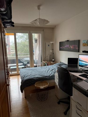 Double room and private bath in a shared flat, quiet, close to the UN and airport