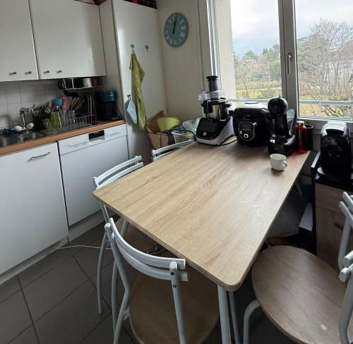 Double room and private bath in a shared flat, quiet, close to the UN and airport