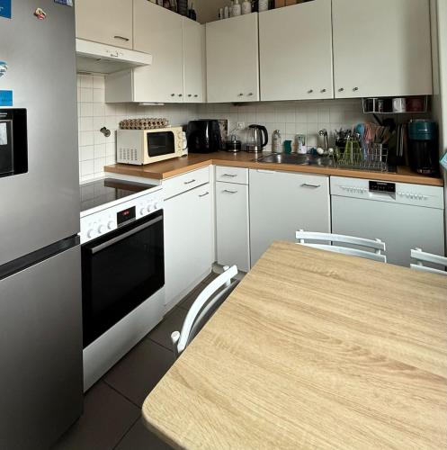 Double room and private bath in a shared flat, quiet, close to the UN and airport