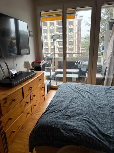 Double room and private bath in a shared flat, quiet, close to the UN and airport