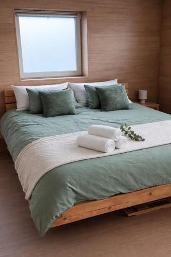 a large bed with two folded towels on it at Horizon d'or in Profondeville