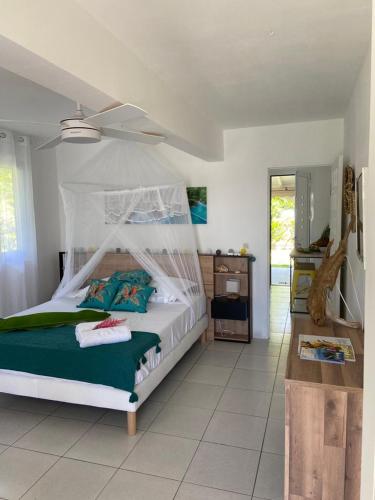 Un pat sau paturi într-o cameră la Villa Ti Lanmou