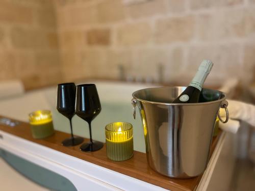 a bucket of wine and wine glasses on a counter at La Suite in Centro con vasca idromassaggio - Relax & Spa in Bari