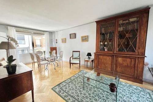 Gateway to Paris Classic Apartment with Terrace managed by MeyAgency