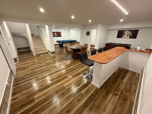 a living room with a table and a ping pong table at Alpes House da Serra de Sintra in Rio de Mouro