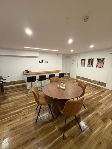 a dining room with a table and chairs at Alpes House da Serra de Sintra in Rio de Mouro
