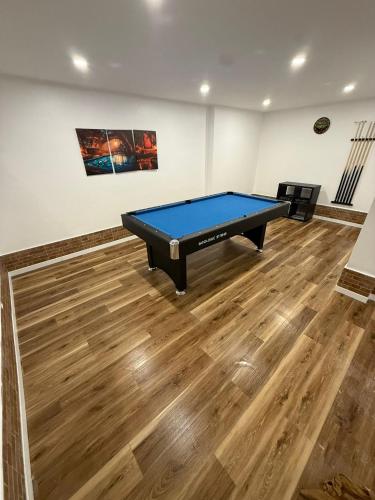a pool table in the middle of a room at Alpes House da Serra de Sintra in Rio de Mouro