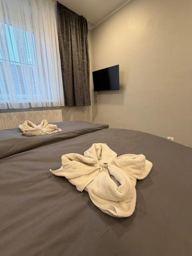 two towels on a bed in a hotel room at ''Am Limes'' Hotel in Enns
