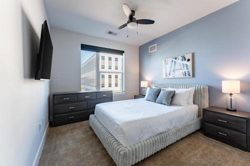 a bedroom with a large bed and a window at Landing Chic 1BD Gym Rooftop Lounge in Orlando