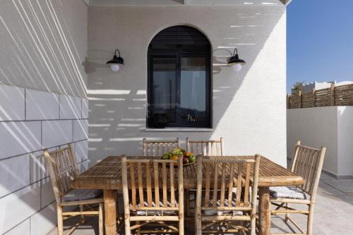 una sala da pranzo con tavolo e sedie in legno di H'arava Ella Sun a Eilat