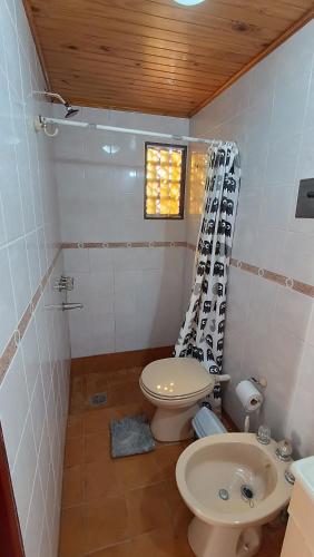 a small bathroom with a toilet and a sink at Excelente Departamento en Calle 44 - Deptos Apolo in Las Toninas