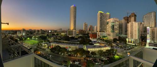 Modern Brickell Apartment Free Parking Pool and Gym photo 12