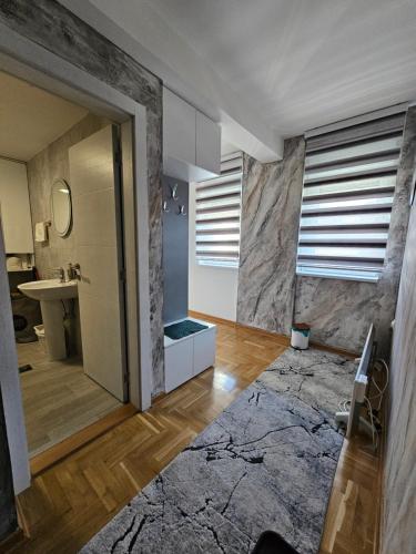 a bathroom with a sink and a mirror at Daluxst apartman in Vrnjačka Banja