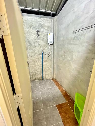 a shower in a room with a wall at RSP Hostel รักษ์สุพรโฮสเทล in Ban Hua Thung