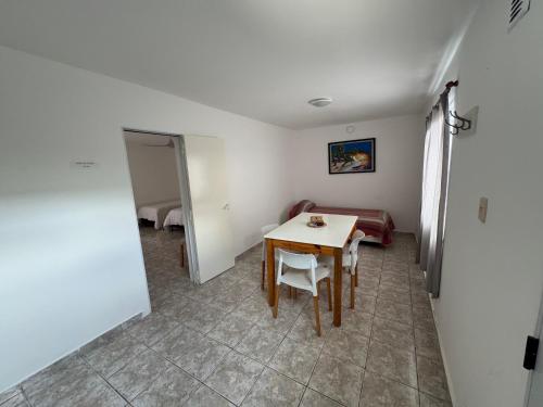 a small room with a table and a chair at Apart Hotel ONCATIVO in Oncativo