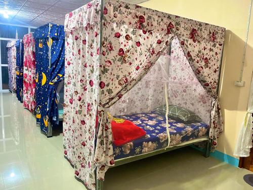 a small bed with a canopy in a store at RSP Hostel รักษ์สุพรโฮสเทล in Ban Hua Thung