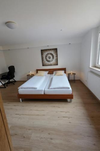 a bedroom with a large bed in a room at Moderne 3-Zimmer-Wohnung mit separatem Eingang in Donauwörth