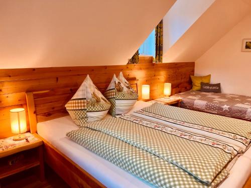 two twin beds in a room with two lamps at Ferienhof Hintergrabenbauer in Spital am Pyhrn