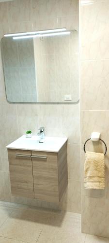 a bathroom with a sink and a mirror at Piso 3 habitaciones en Pescadores, 6 in Peniscola