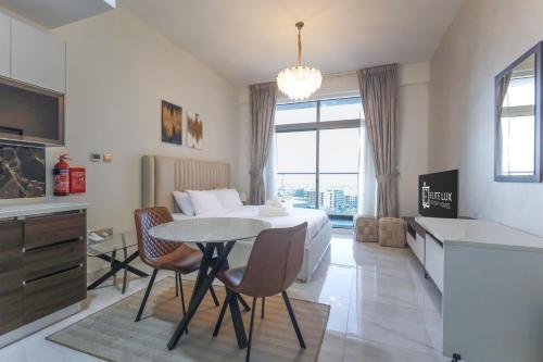 Elite LUX Holiday Homes - Stylish Studio at Jewelz by Danube, Dubai