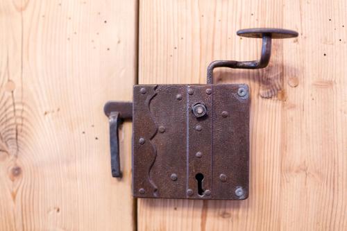 a metal object hanging on a wooden wall at Hotel Landhaus Moserhof in Gumpoldskirchen