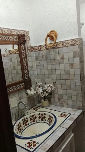 a bathroom with a sink and a mirror at Quinta Corona Hospedaje Familiar in Oaxtepec