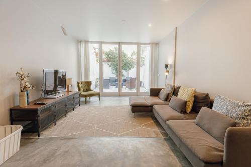 Urban Refuge 4BD by Vacationy