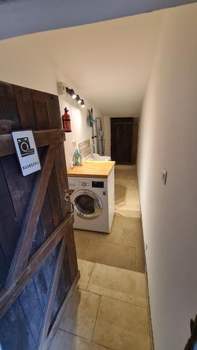 a kitchen with a washing machine in a room at Chez Mémère Paulette in Châtres-sur-Cher