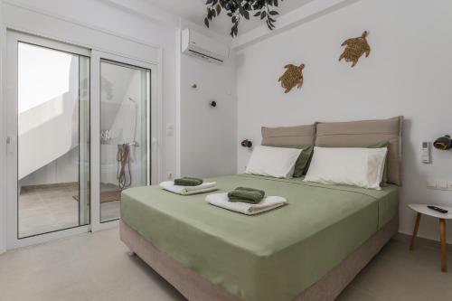 a bedroom with a large bed with towels on it at Azura creta in Gra Liyiá