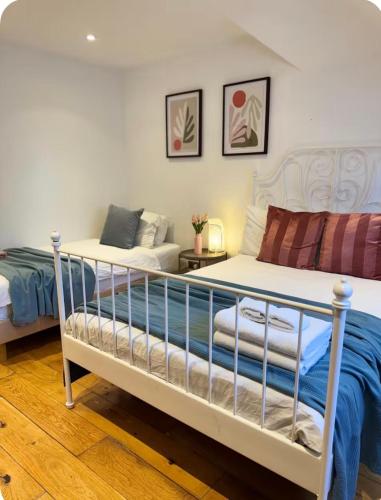 a bedroom with two beds and a couch at En-suites with Free Parking, Wembley Park station and stadium in London