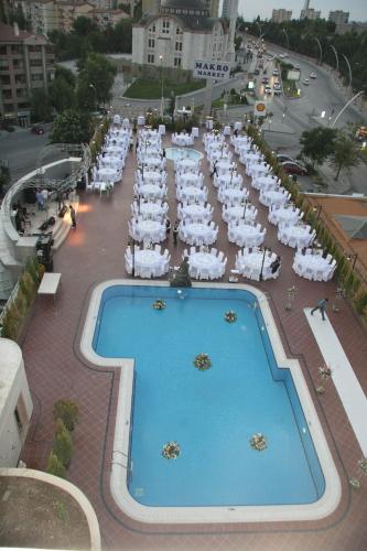an overhead view of a pool with tables and chairs at Buyukhanli Park Hotel in Ankara