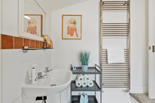 a bathroom with a sink and a mirror at Spacious 1-Bed - Town Centre - Free Parking in Warrington