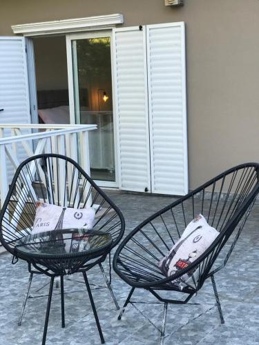 two chairs sitting next to a table on a patio at Las Lomas Suites & Spa in Chascomús