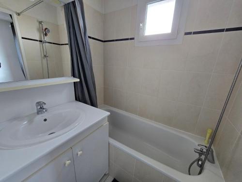 a bathroom with a sink and a mirror and a tub at T2 Confort - Clim, Piscine & Parking privé in Montauban