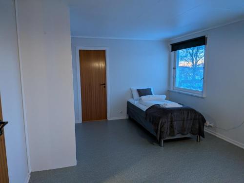 ein Schlafzimmer mit einem Bett mit blauem Licht in der Unterkunft Aurora Fjord View Escape Narvik garden sleeps 10 in Narvik