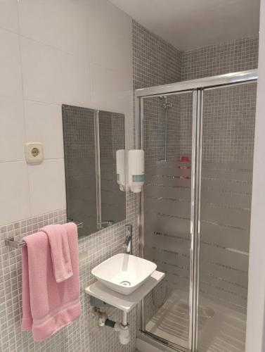 a bathroom with a sink and a shower at Loft con encanto de Raúl y Rosa in San Sebastián de los Reyes