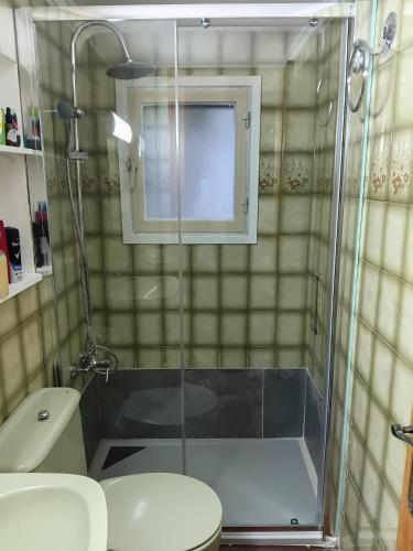 a bathroom with a shower with a toilet and a sink at Apartamento en Moraira con piscina 100 m de la playa in Moraira