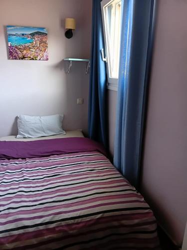 a bed sitting next to a window in a room at Apartamento en Moraira con piscina 100 m de la playa in Moraira