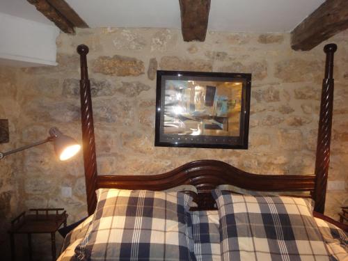 a bedroom with a bed and a mirror on the wall at Les appartements d artiste de la Villa du 15 - Restaurant La Maison - piscine chauffée in Les Eyzies-de-Tayac