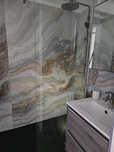 Puytraud Mer في سانت باليه سور مير: حمام مزود بمغسلة ودش