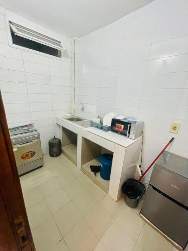 mała kuchnia z blatem i zlewem w obiekcie Studio luxe w mieście Dakar